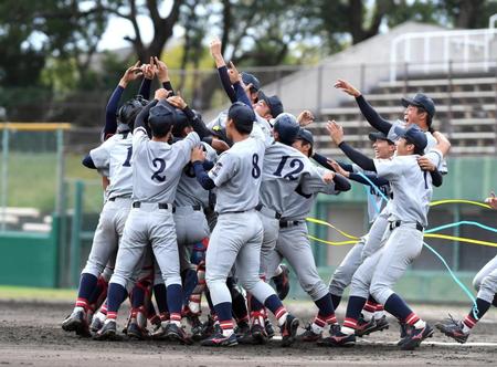 近大を破り優勝を決め喜ぶ関大ナイン＝わかさスタジアム京都