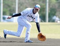 　一塁で守備ノックを受け軽快な動きを見せる山田哲