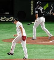 １回、柳田悠岐を見逃し三振に斬り、拳を握る巨人・菅野智之＝東京ドーム（撮影・中田匡峻）