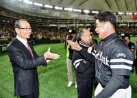 　日本一に輝いた工藤監督（右）を笑顔で迎える王会長（左）と孫正義オーナー（撮影・西岡正）