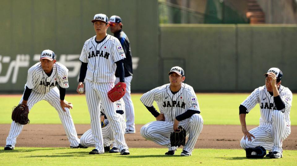 　投内連係の練習を見る（左から）今永、山本、山崎、大野（撮影・田中太一）