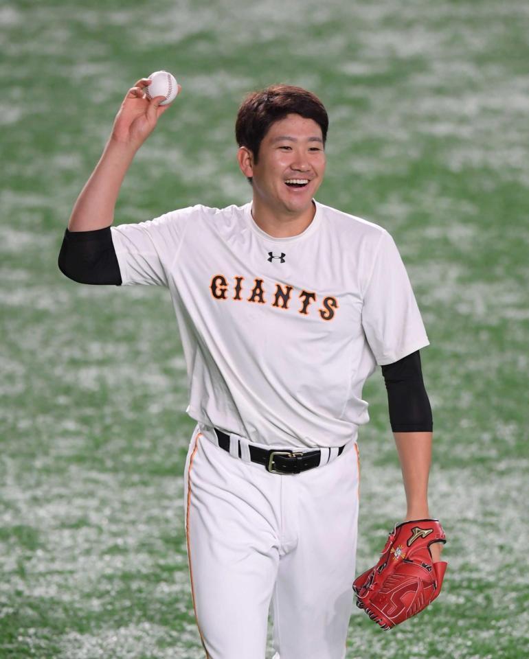 　笑顔で調整する菅野