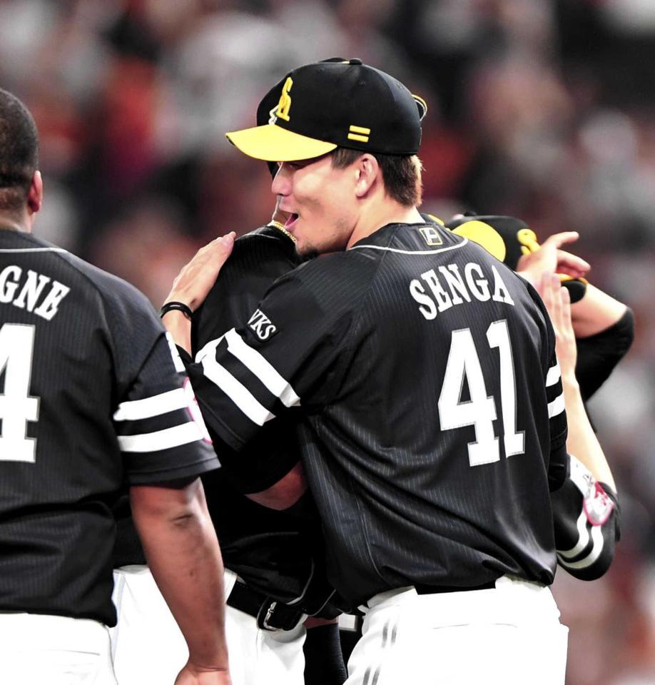 　優勝を決め、ナインと抱き合う千賀（右）