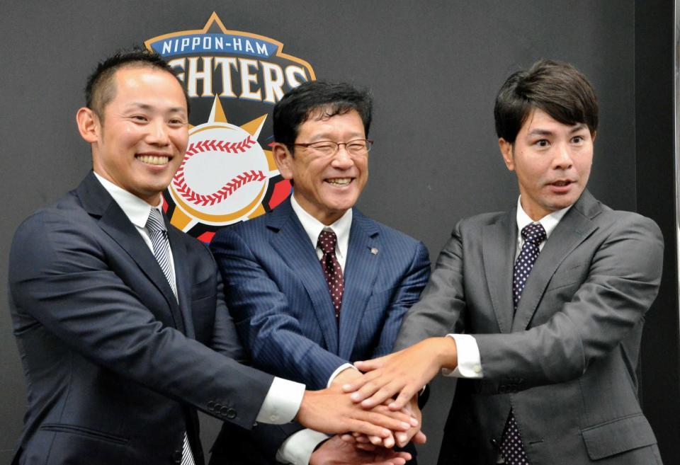 　笑顔で手を合わせる（左から）矢野外野守備コーチ兼打撃コーチ補佐、栗山監督、武田投手コーチ