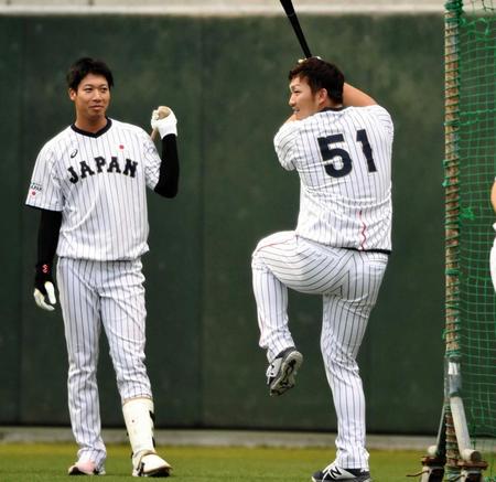 　山田哲（左）の打撃フォームをまねる鈴木