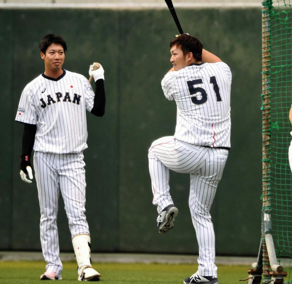 　山田哲（左）の打撃フォームをまねる鈴木