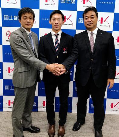 　ドラフト３位指名を受けた高部（中央）、右は永野チーフスカウト、左は福沢担当スカウト＝国士舘大キャンパス