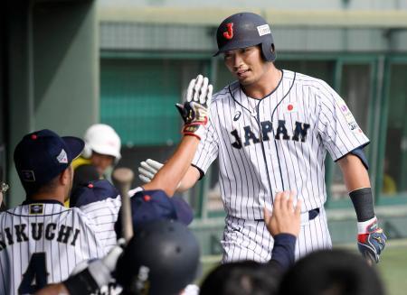 　オリックスとの練習試合の２回、先制本塁打を放ちベンチで迎えられる鈴木＝サンマリン宮崎