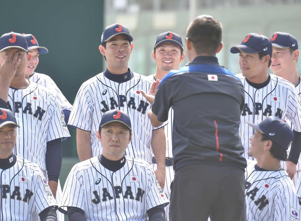 　集合写真を撮る前に笑顔を見せる秋山（撮影・金田祐二）