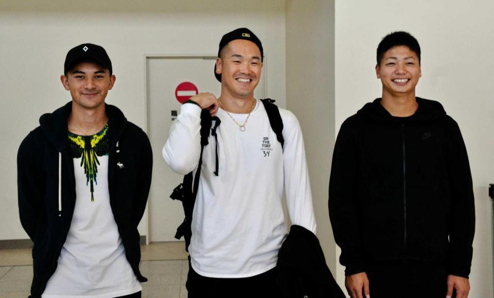 　プエルトリコに向け出発した（左から）鈴木優、Ｔ－岡田、漆原