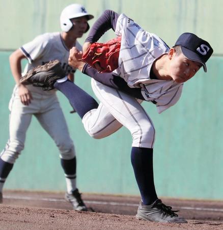　好投しながらも、延長１１回に３点を失った広島新庄の１年生左腕・秋山