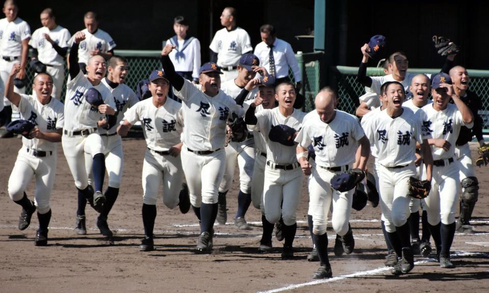 決勝進出を決め、喜ぶ尽誠学園ナイン