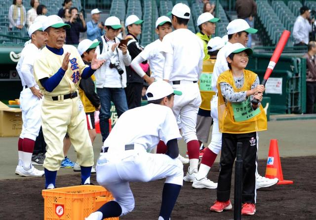 星稜・山下名誉監督、横浜・渡辺元監督らが小学生を指導 甲子園キッズフェスタ