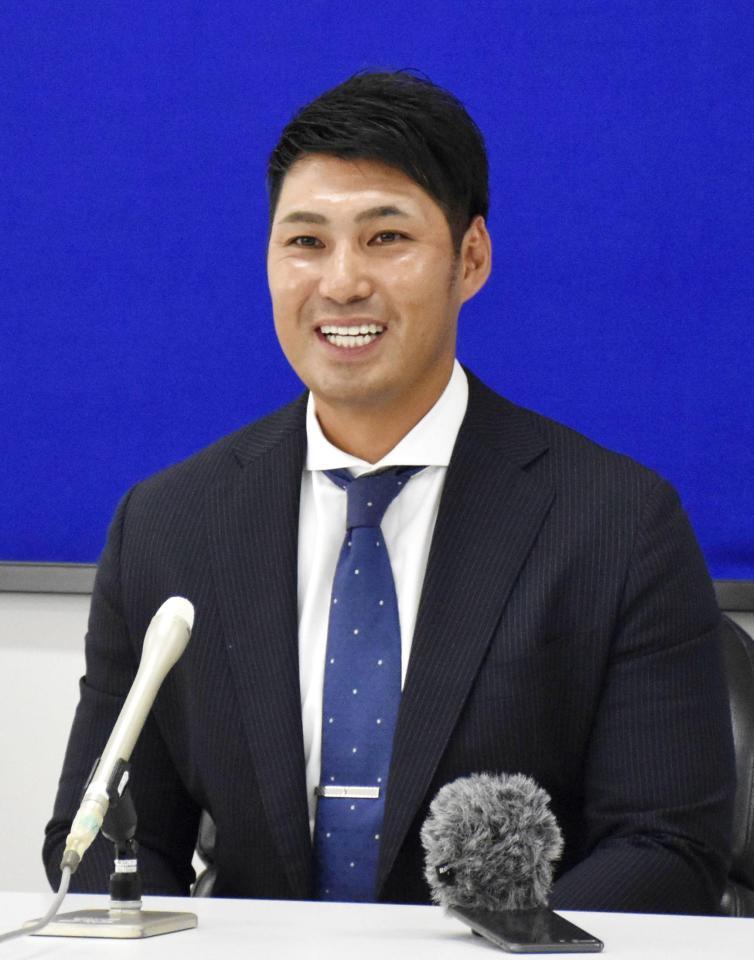 　中日の打撃コーチ就任が決まり、記者会見する栗原健太氏＝２日、ナゴヤ球場