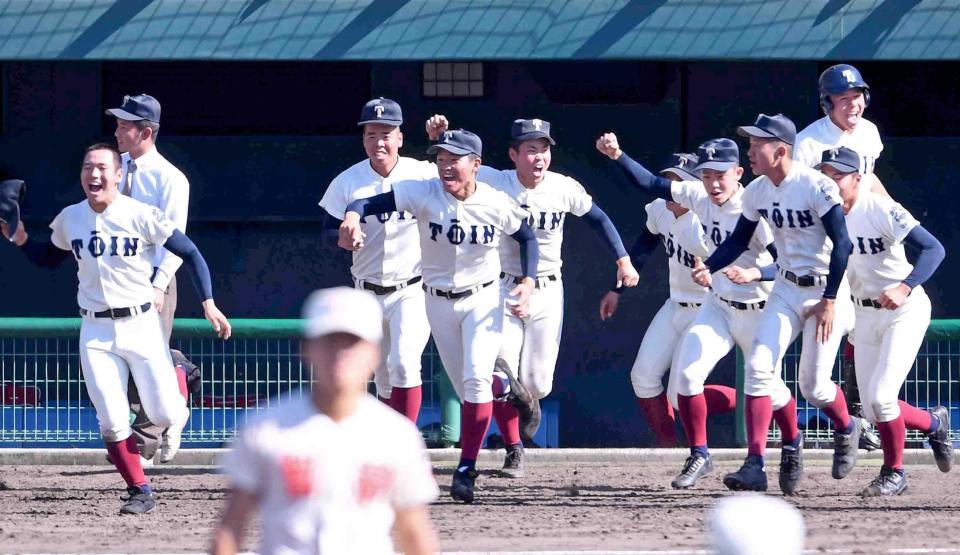 　９回、サヨナラ勝ちし、ベンチから飛び出す大阪桐蔭ナイン