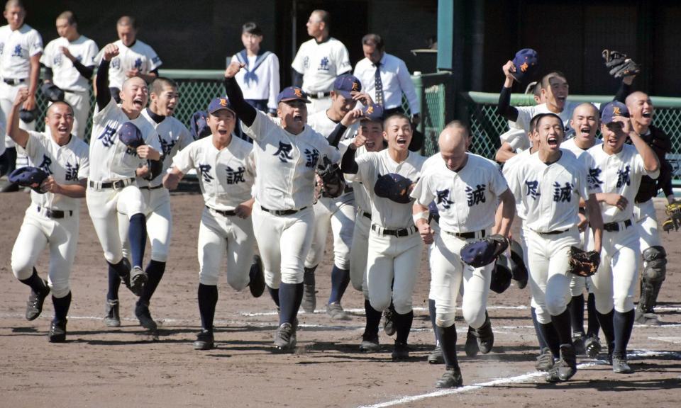 　決勝進出を決め、ベンチを飛び出す尽誠学園ナイン