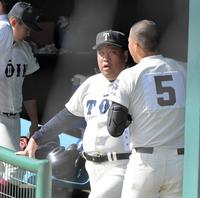１回、左越えにソロを放った西野（５）と言葉を交わす大阪桐蔭・西谷監督（中央）＝佐藤薬品スタジアム