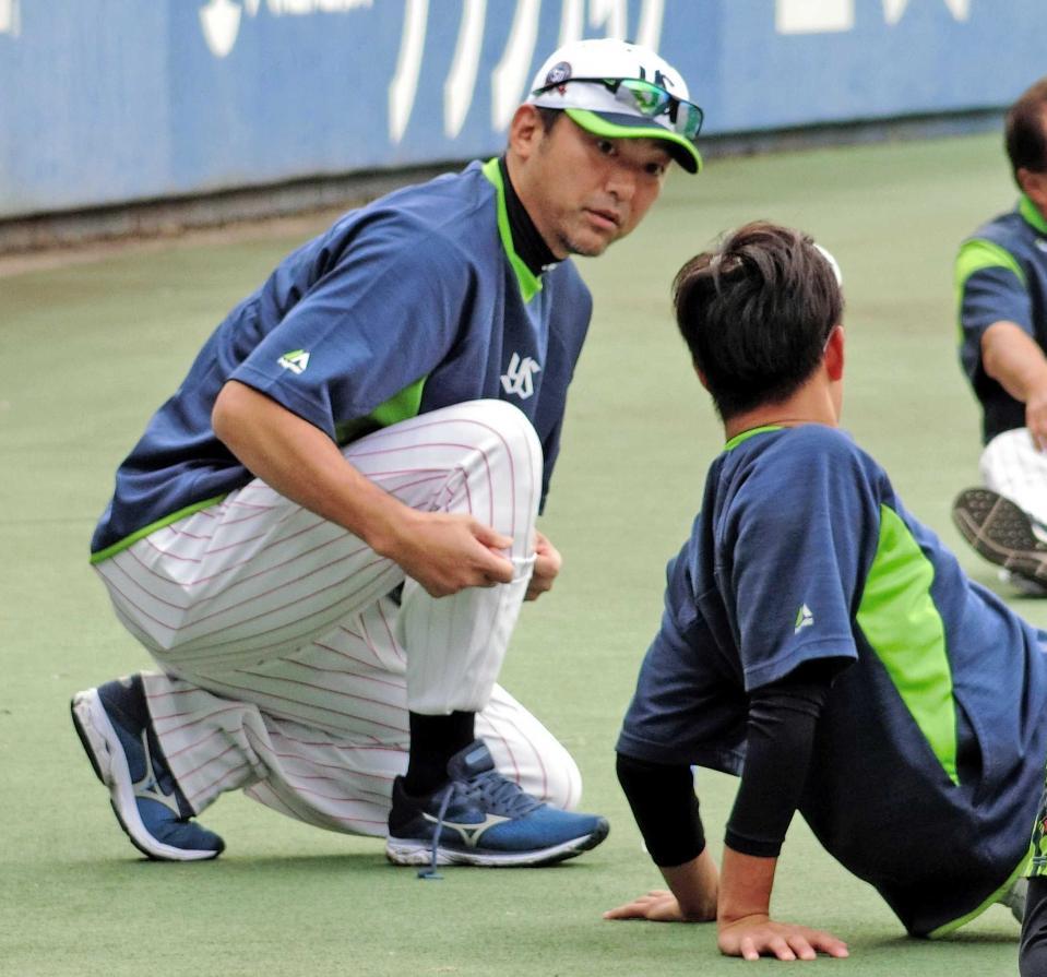 　アップ中に選手と話す斎藤コーチ