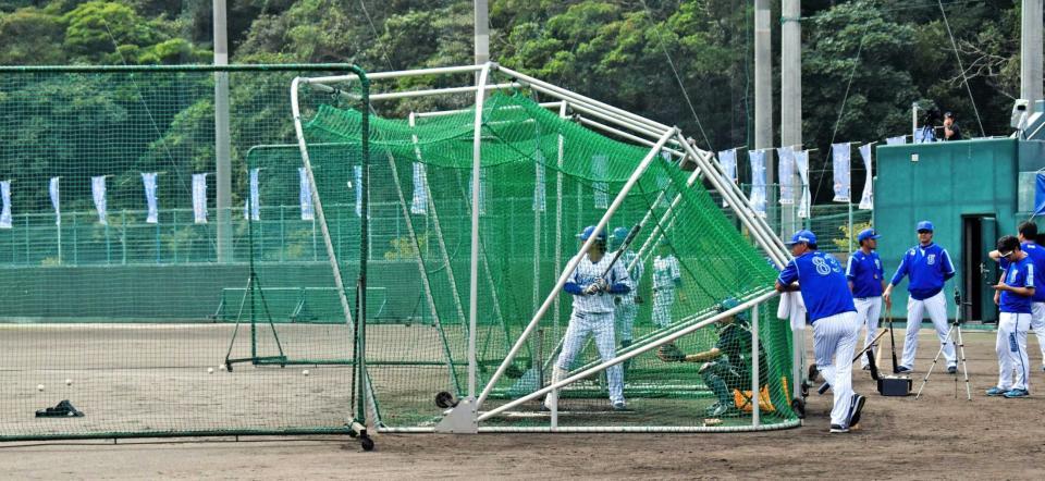 　新兵器を導入して打撃練習を行うＤｅＮＡナイン