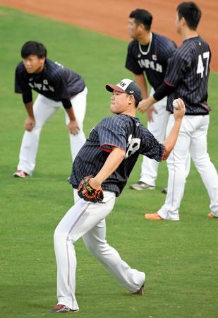 　キャッチボールをする山口（撮影・中田匡峻）