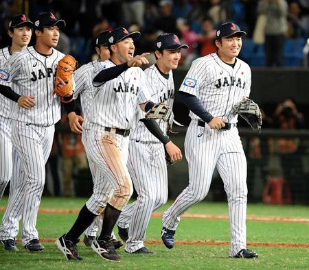 試合に勝利し笑顔の鈴木（右端）と菊池（手前）らナイン