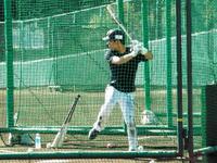 日本ハム・近藤ばりの打撃フォームで打つ西浦