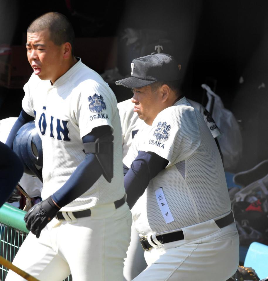 １回、戦況を見つめる大阪桐蔭・西谷監督（中央）