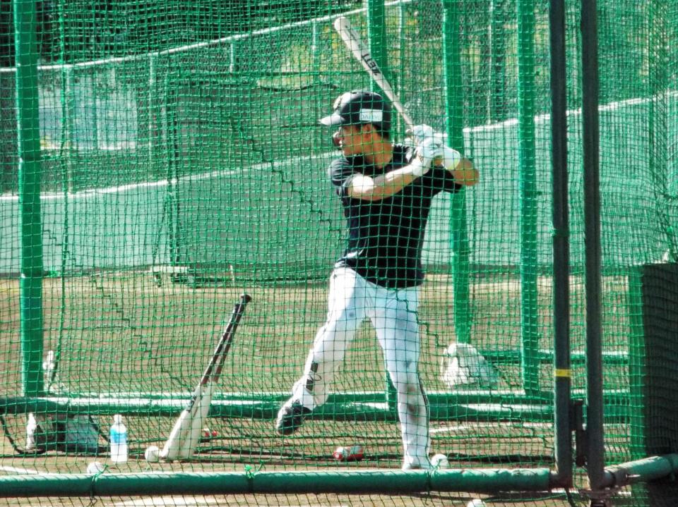 日本ハム・近藤ばりの打撃フォームで打つ西浦
