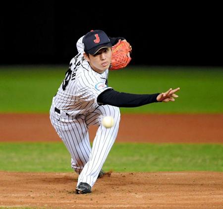 プエルトリコ打線を相手に力投する先発の高橋礼（撮影・中田匡峻）