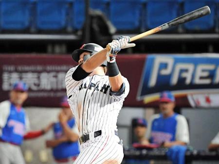 ３回、３ランを放つ広島・鈴木誠也＝台湾・桃園国際野球場（撮影・中田匡峻）