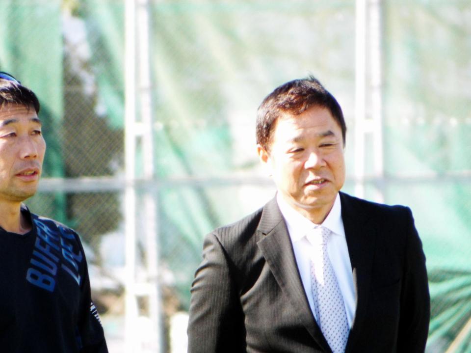 秋季キャンプを視察する福良ＧＭ