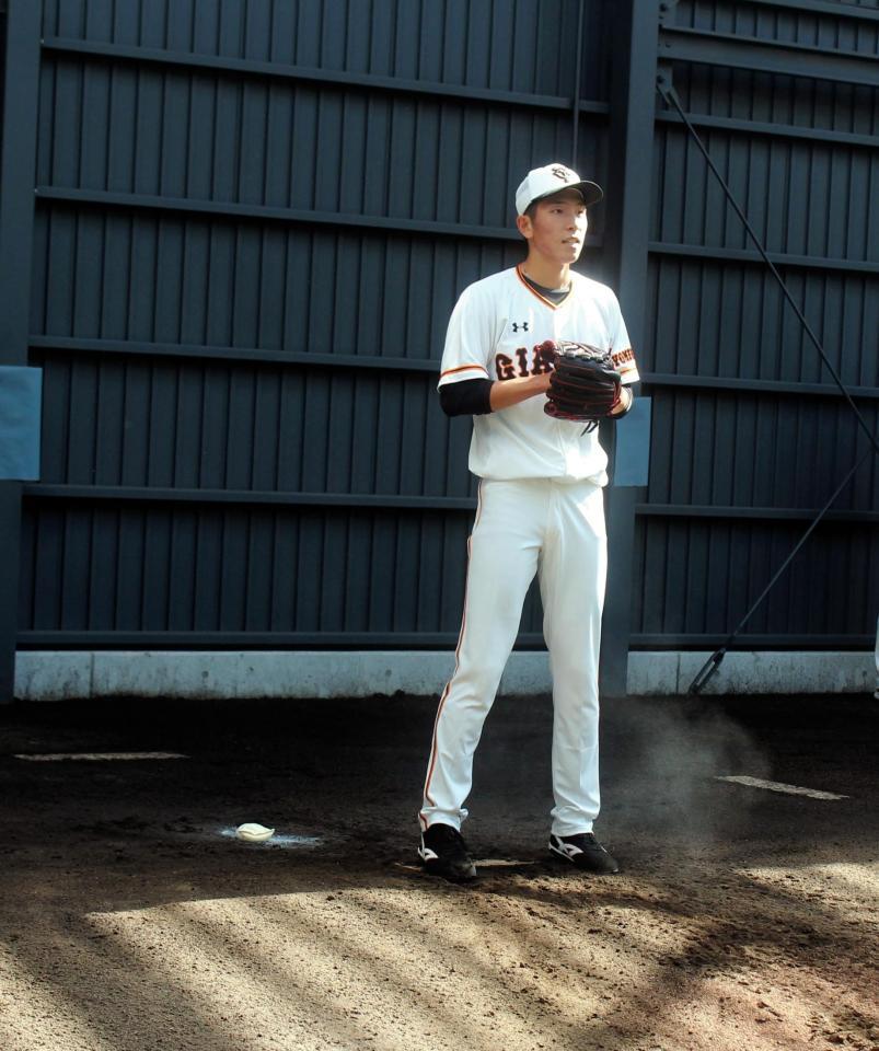 　地元・宮崎での投球練習でファンの視線を浴びる巨人・戸郷