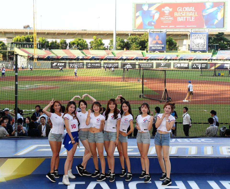 台湾の美人チアがへそ出し 太ももむっちりショーパン姿で声援 台湾が勝つわ 野球 デイリースポーツ Online