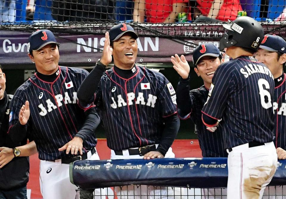 　６回、丸の適時二塁打で生還した坂本勇（６）を笑顔で迎える稲葉監督（中央）
