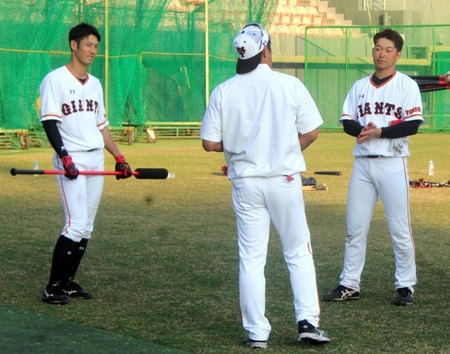 　石井野手総合コーチ（中央）にアドバイスを受ける若林（左）と山本