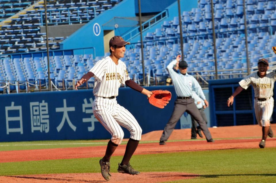 優勝を決め、喜ぶ国士舘・中西