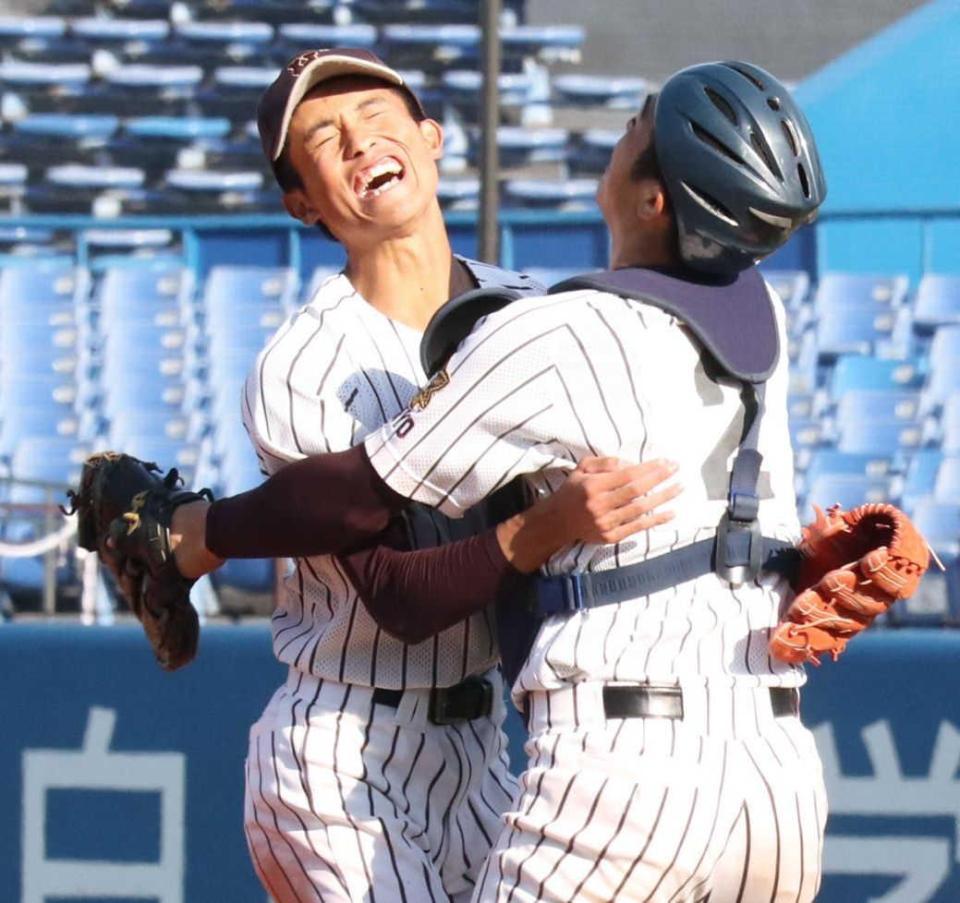 　連覇を喜ぶ国士舘の中西（左）と吉田