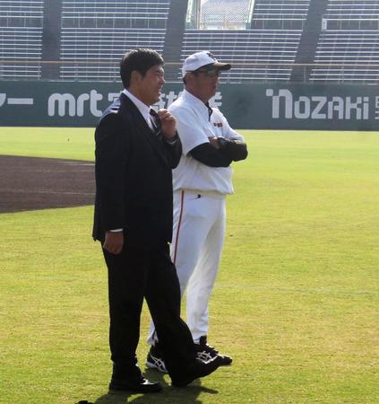巨人の巡回打撃コーチに就任した山崎章弘新コーチ（左）