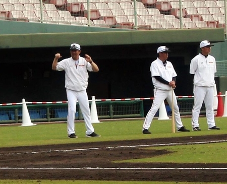 ゲーム形式打撃を見守る巨人・元木ヘッドコーチ（左）と宮本投手総合コーチ（中）三沢投手コーチ
