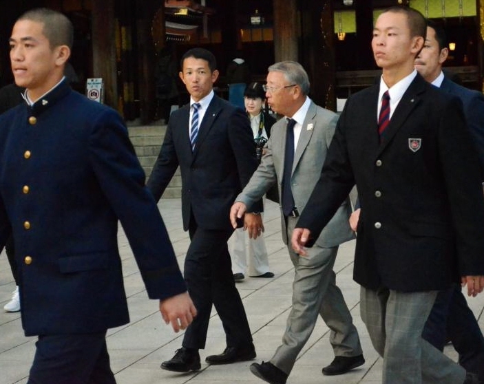 参拝を終えて会話をしながら引き揚げる明徳義塾・馬淵監督（中央右）と星稜・林監督（同左）