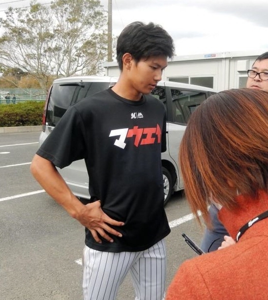 取材に応じる藤原（鴨川秋季キャンプ最終日）