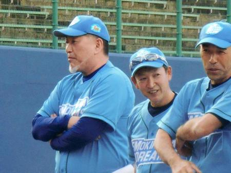 ユニホーム姿を披露した清原和博氏（左） 右から和田一浩氏、立浪和義氏