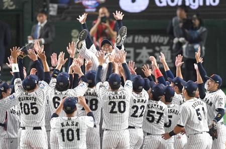 世界一になり、ナインの手で宙を舞う稲葉監督（１７日）