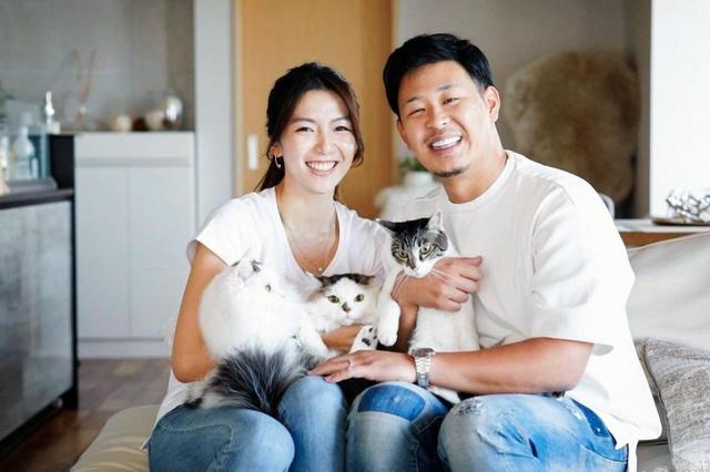 【写真】楽天・浅村　美人妻＆猫ちゃん抱っこで幸せいっぱい