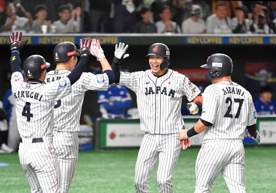 　２回、逆転３ランを放ち、笑顔で生還する山田（中央）＝撮影・出月俊成