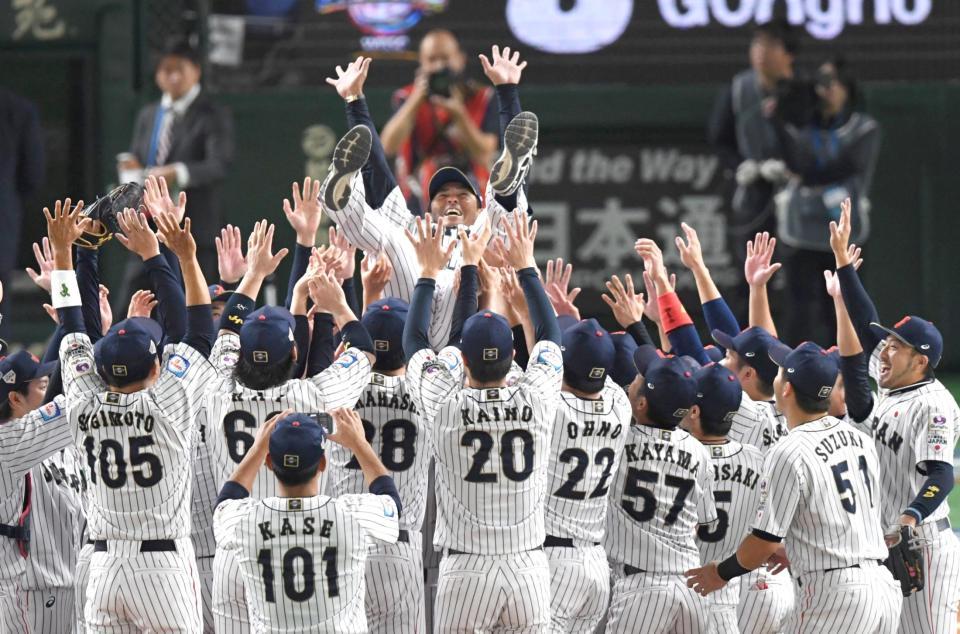 世界一になり、ナインの手で宙を舞う稲葉監督（１７日）