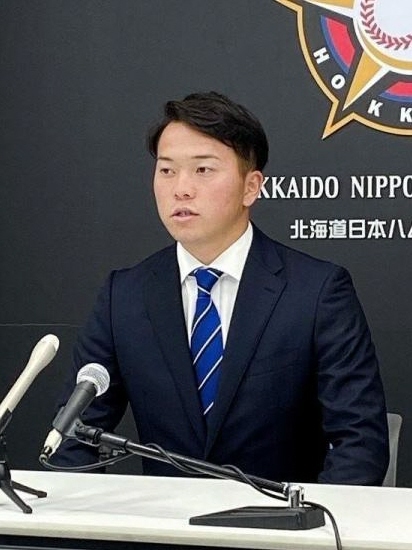 契約更改に臨む日本ハム・生天目