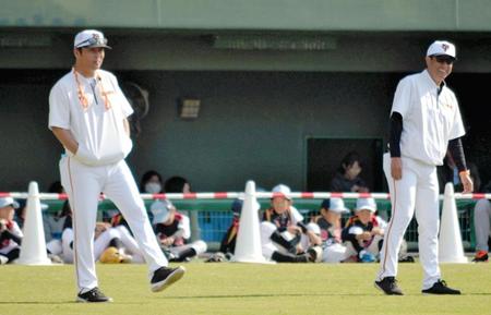 　宮本コーチ（右）と練習を見守る元木コーチ