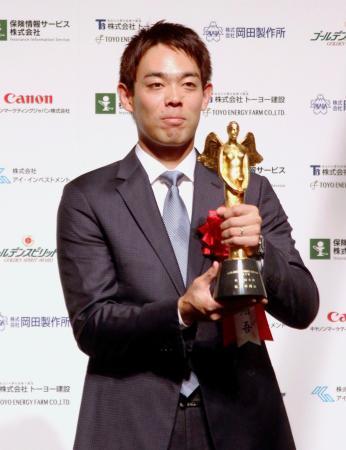 　「ゴールデンスピリット賞」に選ばれ、トロフィーを手にする西武の秋山＝２１日、東京都港区