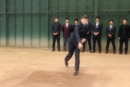 ジャイアンツ球場室内練習場のブルペンのマウンドに初めて立ったドラフト１位・堀田賢慎投手（青森山田）